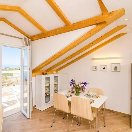 Knego - Two Bedroom With Balcony And Sea View Apartment