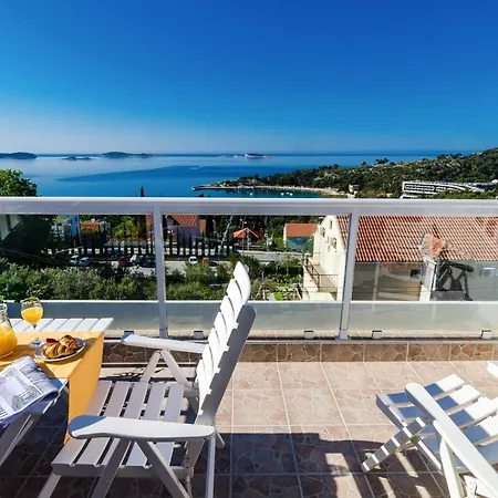 Knego - Two Bedroom With Balcony And Sea View Apartment